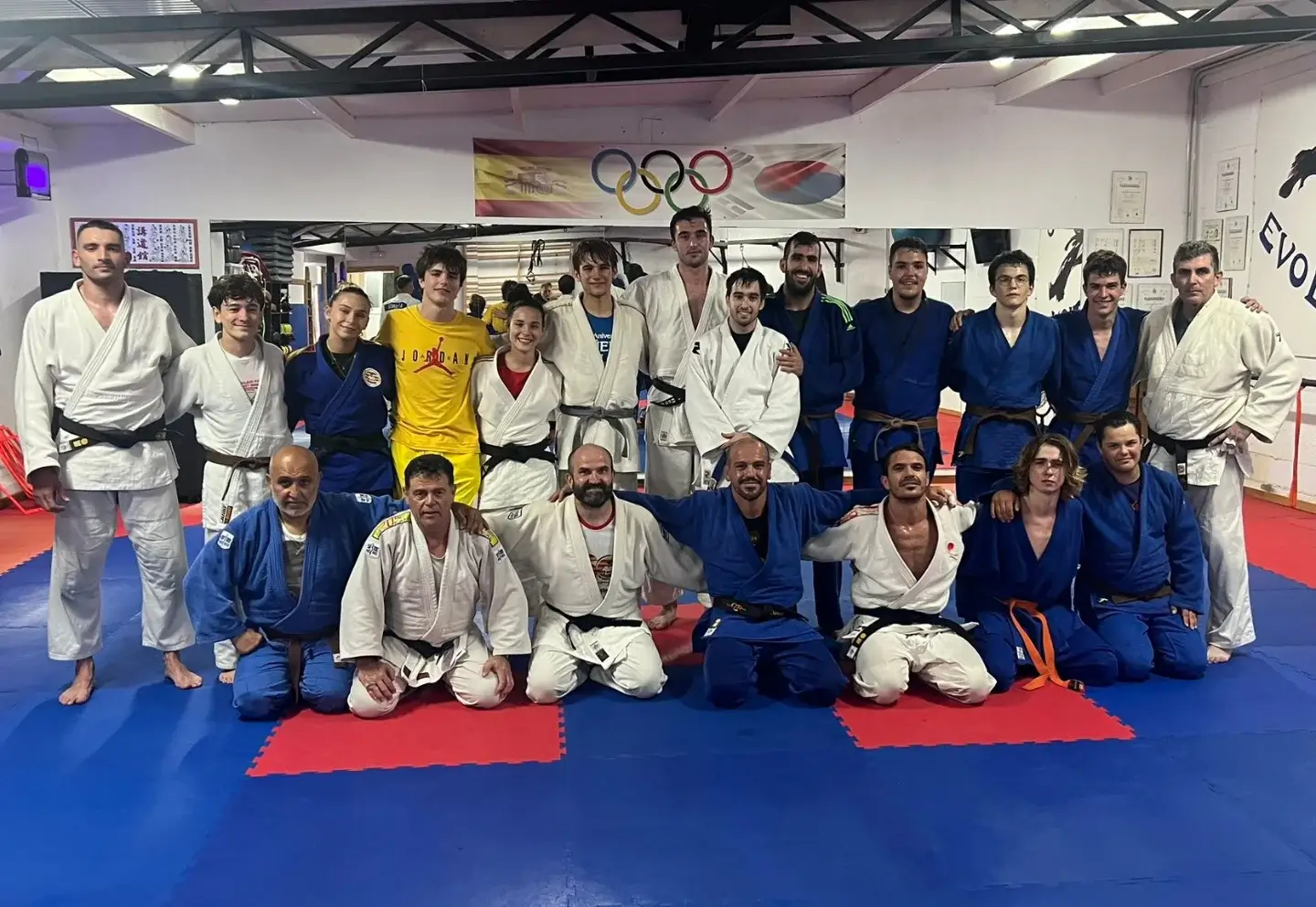 Clase de judo en el tatami de Judo Taikukan en Palma